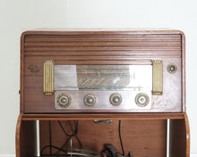 Lataa kuva Galleria-katseluun, Vintage radio levysoittimella
