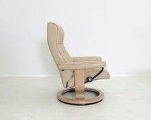 Lataa kuva Galleria-katseluun, Ekornes Stressless nojatuoli ja rahi

