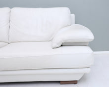 Lataa kuva Galleria-katseluun, Natuzzi 2-istuttava nahkasohva valkoinen
