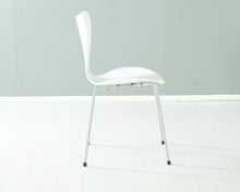 Load image into Gallery viewer, Fritz Hansen Series 7 Seiska tuoli valkoinen
