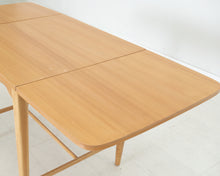 Lataa kuva Galleria-katseluun, Puinen klaffipöytä
