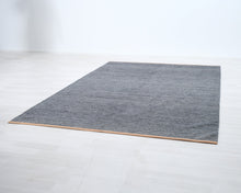 Lataa kuva Galleria-katseluun, Design House Stockholm villamatto 301 x 204 cm tummanharmaa
