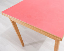 Load image into Gallery viewer, Jatkettava pöytä vaaleanpunaisella pöytälevyllä
