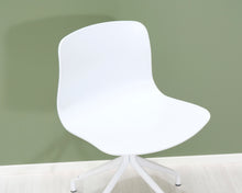 Lataa kuva Galleria-katseluun, Hay About A Chair AAC10 tuoli valkoinen
