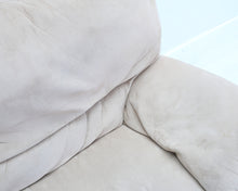 Lataa kuva Galleria-katseluun, Natuzzi 3-istuttava alcantara-sohva beige
