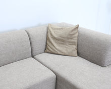 Load image into Gallery viewer, Adea Camp kulmasohva Camp rahilla ja sohvapöydällä beige
