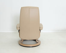 Lataa kuva Galleria-katseluun, Ekornes Stressless nojatuoli ja rahi
