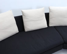 Load image into Gallery viewer, B&amp;B Italia Arne 4-istuttava kulmasohva mustavalkoinen
