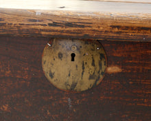 Load image into Gallery viewer, Antiikkinen puuarkku
