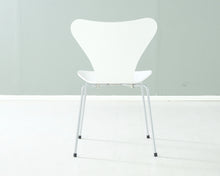 Load image into Gallery viewer, Fritz Hansen Series 7 Seiska tuoli valkoinen
