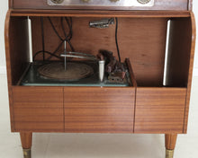 Lataa kuva Galleria-katseluun, Vintage radio levysoittimella
