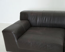 Load image into Gallery viewer, Ikea Kramfors 3-istuttava nahkasohva mustanruskea
