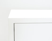 Ladda upp bild till gallerivisning, Valanti Lähellä hylly
