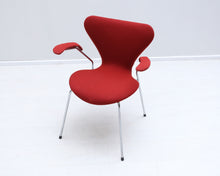 Lataa kuva Galleria-katseluun, Fritz Hansen Series 7 "Seiska" tuoli käsinojilla vintage

