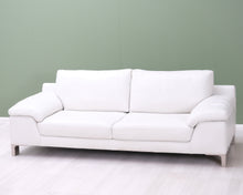 Lataa kuva Galleria-katseluun, Natuzzi 3-istuttava nahkasohva valkoinen
