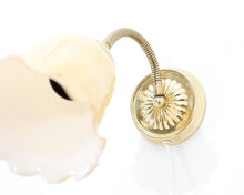 Ladda upp bild till gallerivisning, Kukkamainen vintage seinävalaisin
