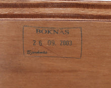 Lataa kuva Galleria-katseluun, Boknäs Korkea vitriini lasiovella (K36, S31 cm) erikoisleveys 70cm
