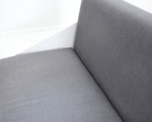 Lataa kuva Galleria-katseluun, 2-istuttava puurunkoinen sohva harmaa
