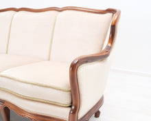 Lataa kuva Galleria-katseluun, Rokokootyylinen 3-istuttava kangassohva beige
