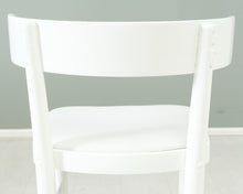 Lataa kuva Galleria-katseluun, Werner West Hugging chair valkoinen
