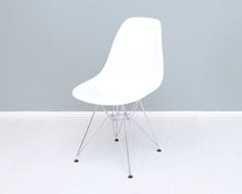 Load image into Gallery viewer, Vitra Eames DSR tuoli valkoinen
