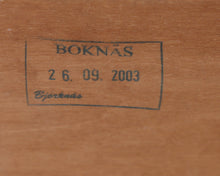 Lataa kuva Galleria-katseluun, Boknäs Matala vitriini lasiovella (K31, S31 cm) erikoisleveys 70cm
