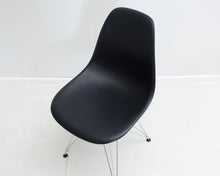 Lataa kuva Galleria-katseluun, Vitra Eames DSR tuoli
