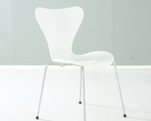 Load image into Gallery viewer, Fritz Hansen Series 7 Seiska tuoli valkoinen
