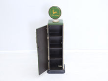 Lataa kuva Galleria-katseluun, Vintage John Deere polttoainepumppu kaappi
