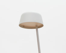 Load image into Gallery viewer, Muuto Lean Lamp seinävalaisin
