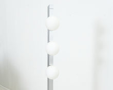 Load image into Gallery viewer, Lattiavalaisin kolmella valopallolla
