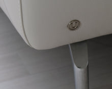 Lataa kuva Galleria-katseluun, Natuzzi 3-istuttava nahkasohva valkoinen

