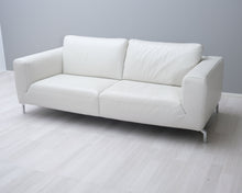 Lataa kuva Galleria-katseluun, Natuzzi 3-istuttava nahkasohva valkoinen
