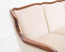 Lataa kuva Galleria-katseluun, Rokokootyylinen 3-istuttava kangassohva beige

