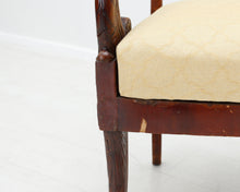 Ladda upp bild till gallerivisning, Mahonkinen nojatuoli beige

