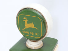 Lataa kuva Galleria-katseluun, Vintage John Deere polttoainepumppu kaappi
