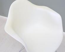 Ladda upp bild till gallerivisning, Vitra Eames DAR tuoli
