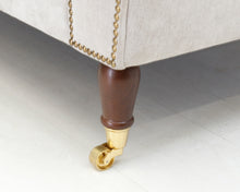 Lataa kuva Galleria-katseluun, Brandas 3-istuttava Chesterfield sohva vaalea beige
