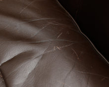 Load image into Gallery viewer, Chesterfield nojatuoli ruskea
