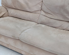 Lataa kuva Galleria-katseluun, Natuzzi 3-istuttava alcantara-sohva beige
