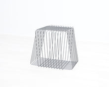 Ladda upp bild till gallerivisning, Pieni metallipöytä
