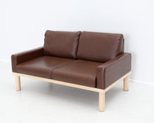 Lataa kuva Galleria-katseluun, 2-istuttava keinonahkasohva ruskea
