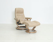 Lataa kuva Galleria-katseluun, Ekornes Stressless nojatuoli ja rahi
