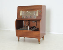 Lataa kuva Galleria-katseluun, Vintage radio levysoittimella
