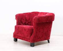 Lataa kuva Galleria-katseluun, 1940-luvun nojatuoli punaisella verhoilulla
