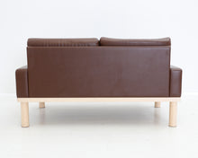 Lataa kuva Galleria-katseluun, 2-istuttava keinonahkasohva ruskea
