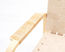 Lataa kuva Galleria-katseluun, Artek 45 nojatuoli beige satulavyö
