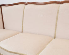 Lataa kuva Galleria-katseluun, Rokokootyylinen 3-istuttava kangassohva beige
