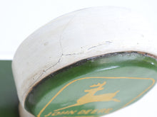 Lataa kuva Galleria-katseluun, Vintage John Deere polttoainepumppu kaappi
