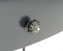 Lataa kuva Galleria-katseluun, "Rosita" vanha puinen musta sivupöytä
